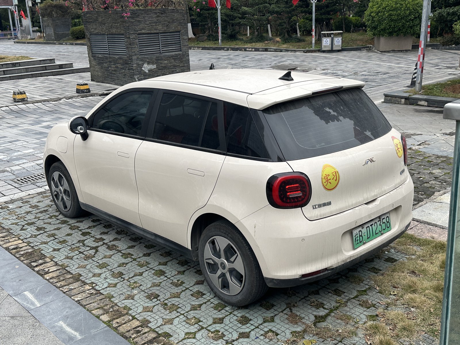 JAC Yiwei Hua Xian Zi — Sedan (BEV)