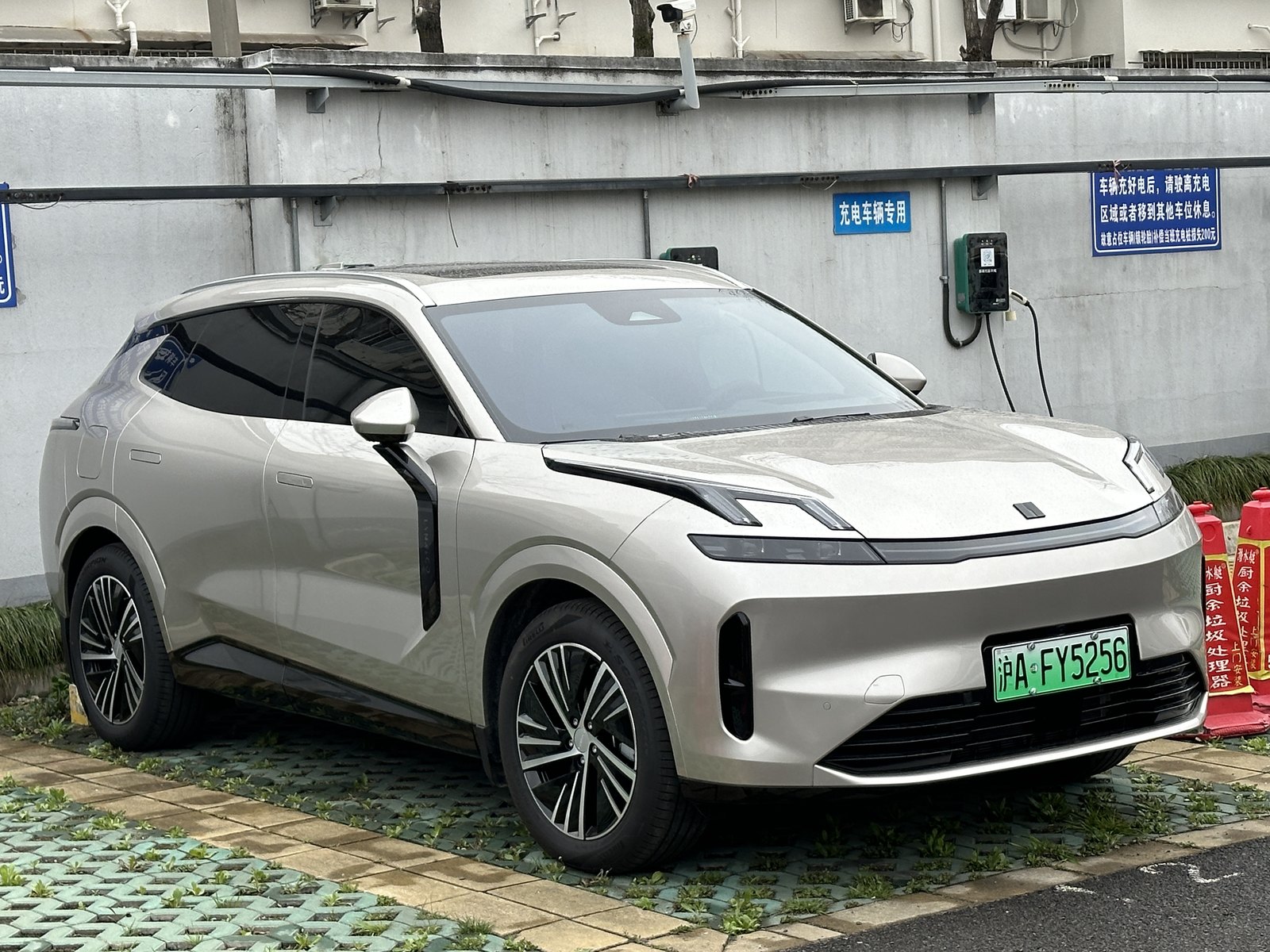 Lynk Co 08 — Lynk & Co SUV (PHEV)