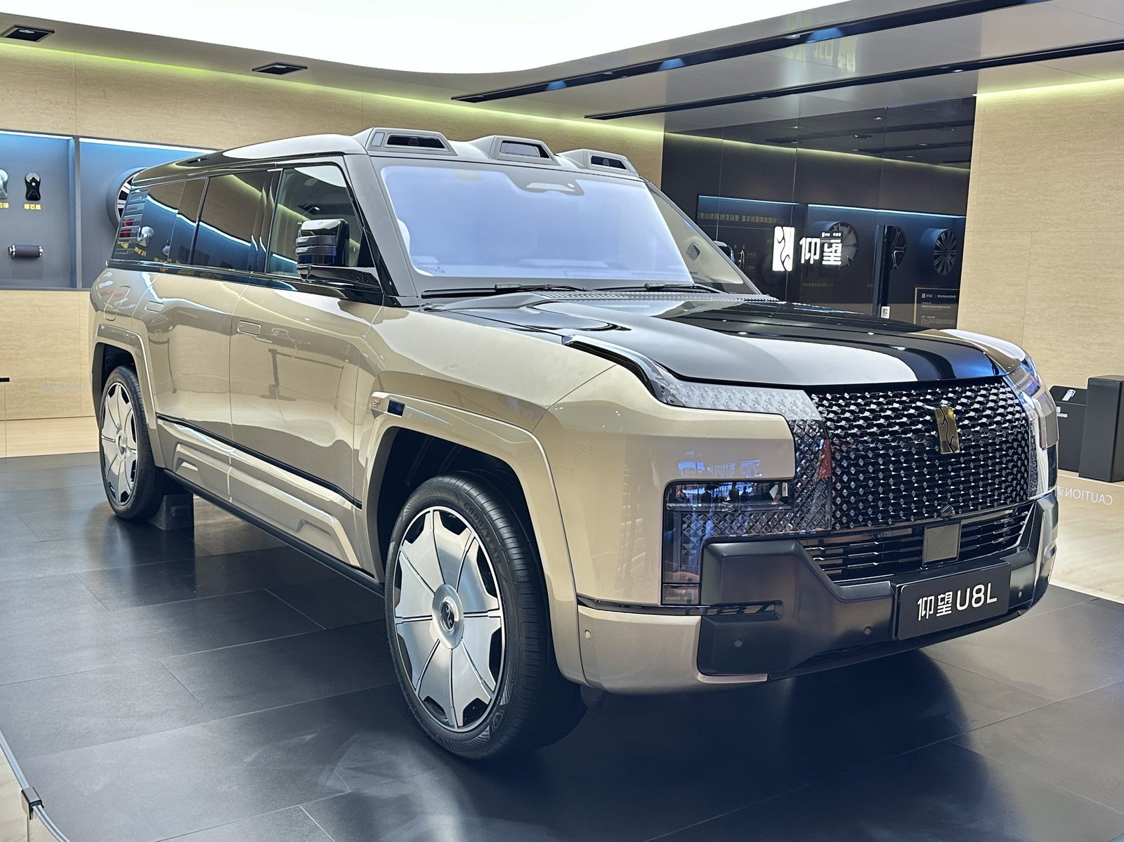 Yangwang U8L — SUV (EREV) exterior view